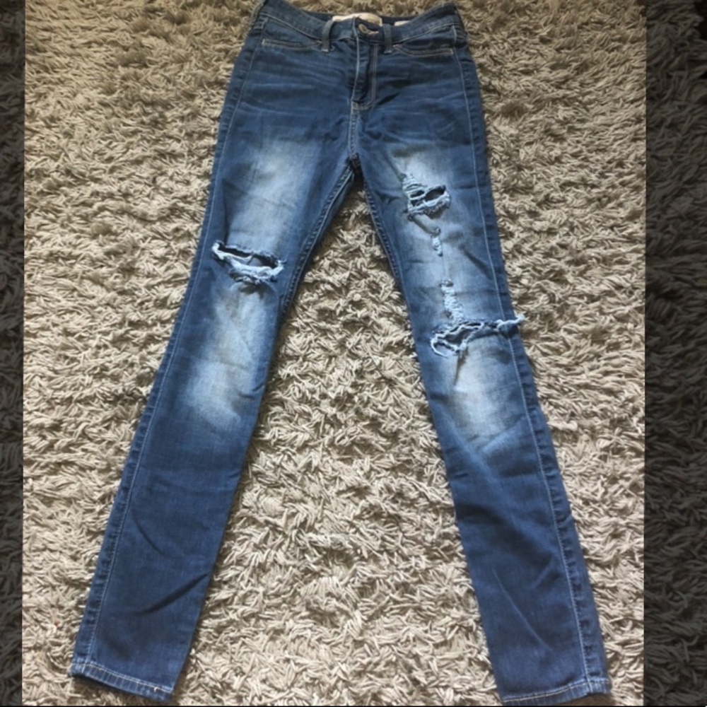 A light washed pair of Hollister ripped jeans 👖.
